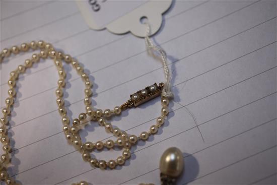 Pearl pendant necklace.